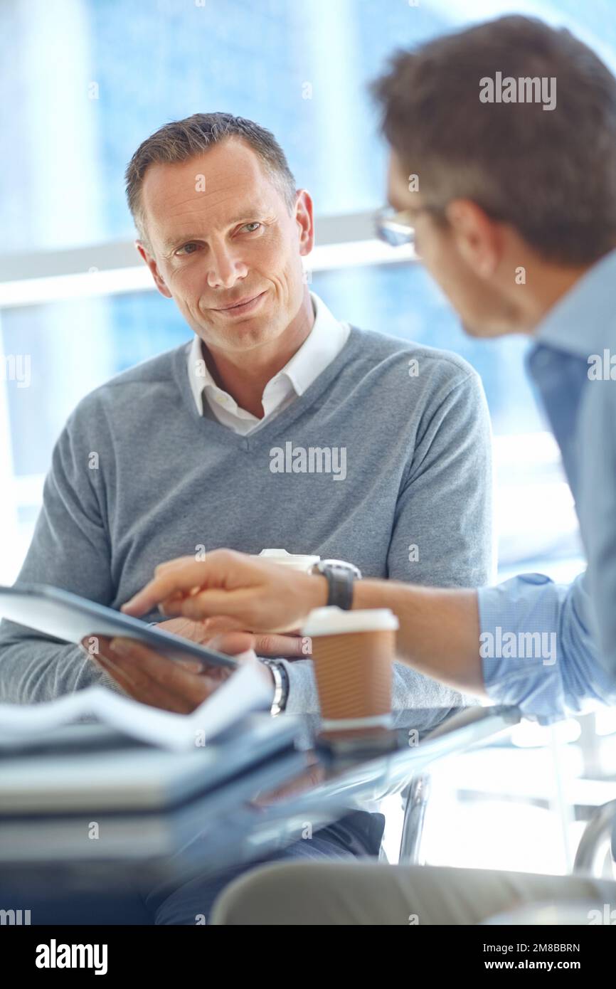 Contabile, tablet o uomo d'affari in aeroporto per la strategia di investimento globale, la crescita finanziaria o la revisione finanziaria. Lavoro di squadra o manager nella lobby per socializzazione Foto Stock