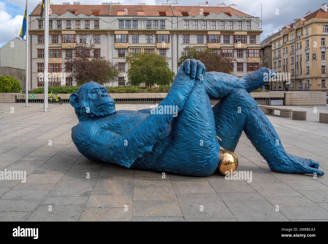 Scultura di King Kong Balls di Denis Defrancesco, 2019 - Praga, Repubblica Ceca Foto Stock