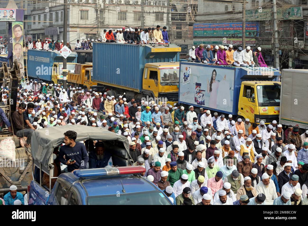 Dhaka, 13/01/2023, i devoti musulmani offrono preghiere a mezzogiorno durante la 'Biswa Ijtema' o la Congregazione Mondiale musulmana a Tongi, alla periferia di Dhakar. È la seconda congregazione più grande della comunità musulmana dopo il pellegrinaggio alla Mecca per gli Hajj. A causa della non politica, attira persone di ogni persuasione ed è frequentato da devoti di 150 paesi. Culmina nell'Akheri Munajat o nella supplica conclusiva in cui milioni di devoti alzano le mani davanti ad Allah e pregano per la pace nel mondo. Dhaka, Bangladesh, 13 gennaio 2023. Foto di Habibur Rahman/ABACAPRES Foto Stock