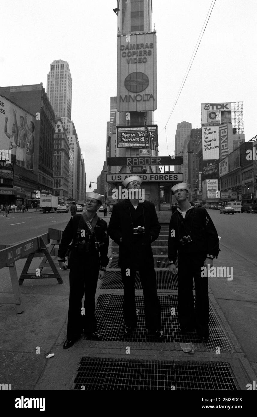 Tre marinai si fermano per guardare in giro per Times Square mentre si è in libertà durante la Fleet Week. Base: New York Stato: New York (NY) Paese: Stati Uniti d'America (USA) Foto Stock