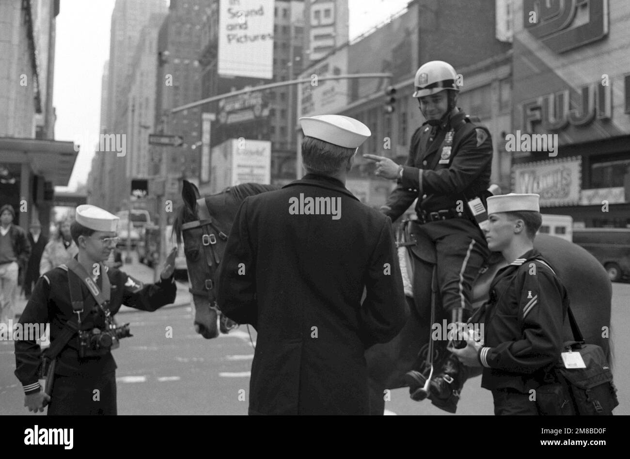 Tre marinai visitano con un poliziotto di New York City e il suo cavallo a Times Square mentre si trovano in libertà durante la Fleet Week. Base: New York Stato: New York (NY) Paese: Stati Uniti d'America (USA) Foto Stock