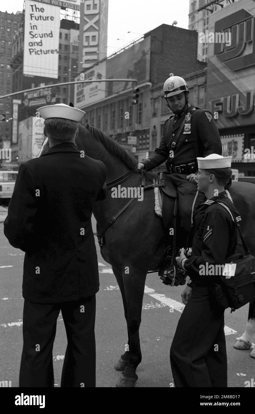 Due marinai in libertà durante la Fleet Week parlano a cavallo con un poliziotto di New York City a Times Square. Base: New York Stato: New York (NY) Paese: Stati Uniti d'America (USA) Foto Stock