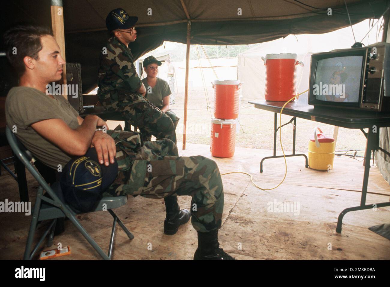 AIRMAN Basic William Haase, AIRMAN 1st Class Jeffrey Walker e AIRMAN Nikki J. Jolly, tutti i 24th Civil Engineering Squadron, fare una pausa per guardare i cartoni animati. Stanno costruendo una tenda cittadina per il personale dell'esercito e dell'aeronautica durante IL RACCOLTO EAGLE, un dispiegamento in base alla decisione del presidente Bush di spostare tutte le forze statunitensi sulla base o negli Stati Uniti. Oggetto/Serie: HARVEST EAGLE base: Howard Air Force base Paese: Panama (PAN) Foto Stock