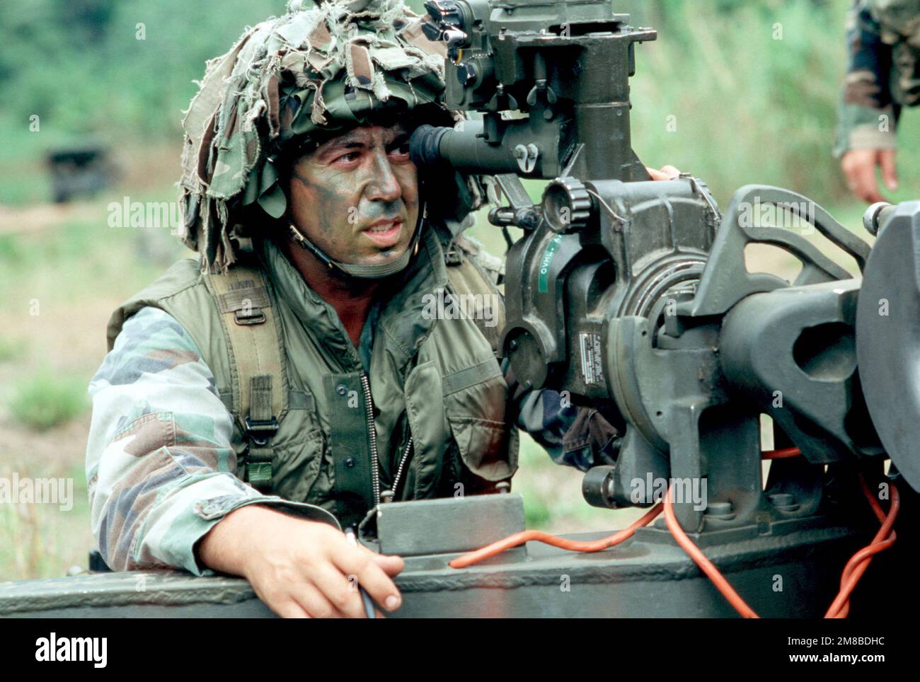 Private First Class Paul Brand del 2nd Battaglione, 8th Field Artillery, prende le letture necessarie per regolare la gamma di un howitzer durante un esercizio di allenamento. Paese: Panama (PAN) Foto Stock