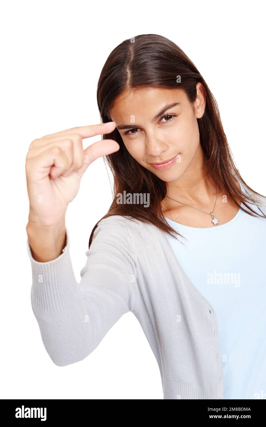 Donna, ritratto e dita per la pubblicità formato, spazio e piccolo mockup con un sorriso in studio. Modello femminile in studio con mano o segno per scala Foto Stock
