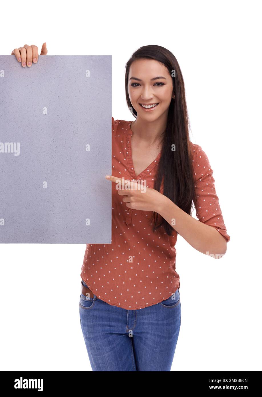 Mockup, ritratto e donna che puntano a poster, cartellone o cartellone per la promozione, la pubblicità o il posizionamento del prodotto. Segno di vendita, spazio di bandiera o. Foto Stock