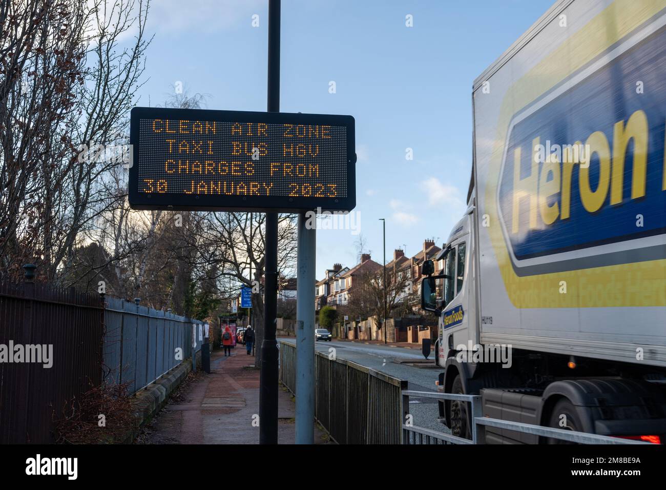 Un camion di consegna guida oltre un segnale di avvertimento della nuova zona pulita dell'aria (CAZ) che entra in azione nella città di Newcastle upon Tyne, Regno Unito. Foto Stock