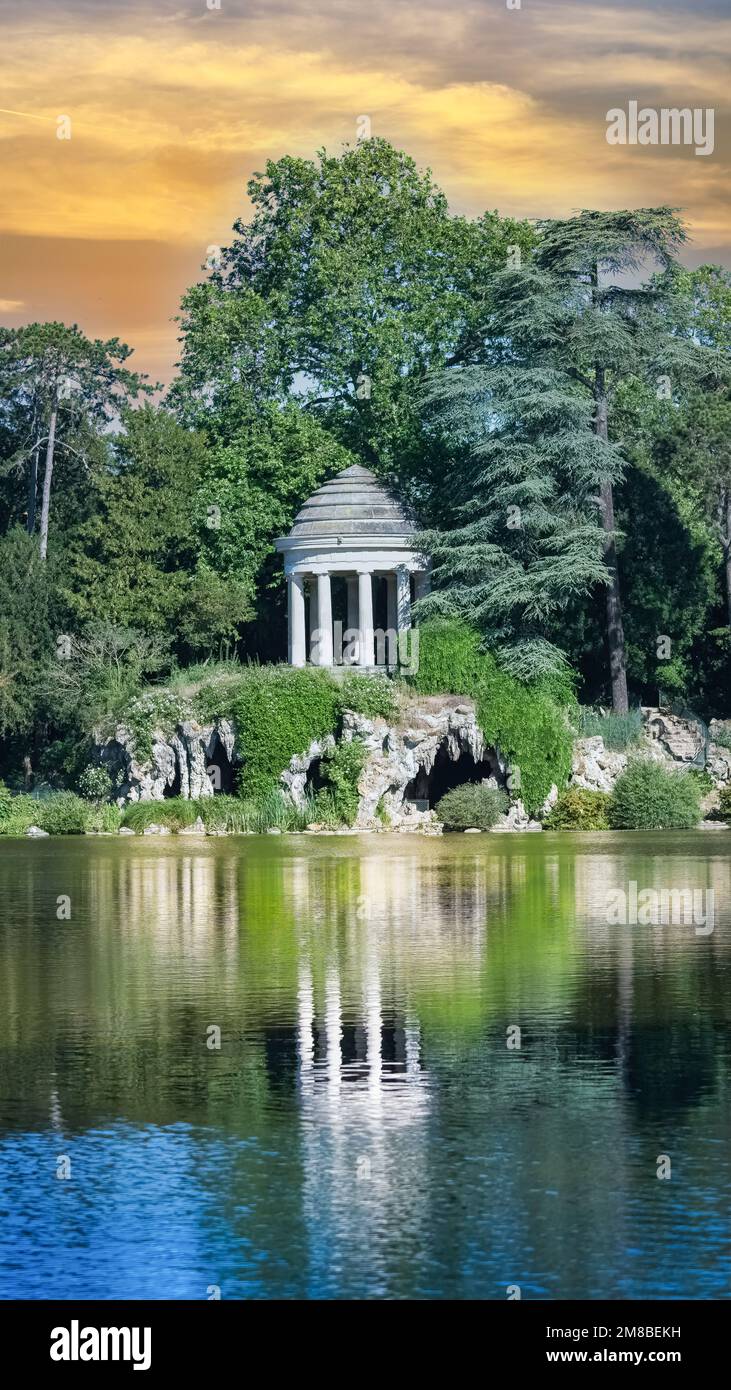 Vincennes, tempio dell'amore e grotta artificiale sul lago Daumesnil, nel parco pubblico Foto Stock