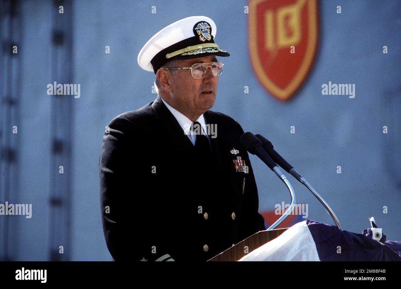 Il Vice ammiraglio Joseph S. Donnell III, Comandante, Naval Surface Force, US Atlantic Fleet, parla durante la Fleet Week alla dedicazione del primo molo completato alla stazione. Base: Naval Station, New York Stato: New York (NY) Paese: Stati Uniti d'America (USA) Foto Stock