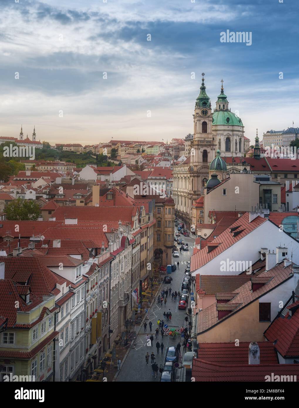 Vista aerea di St. Chiesa di Nicholas e Mala Strana - Praga, Repubblica Ceca Foto Stock