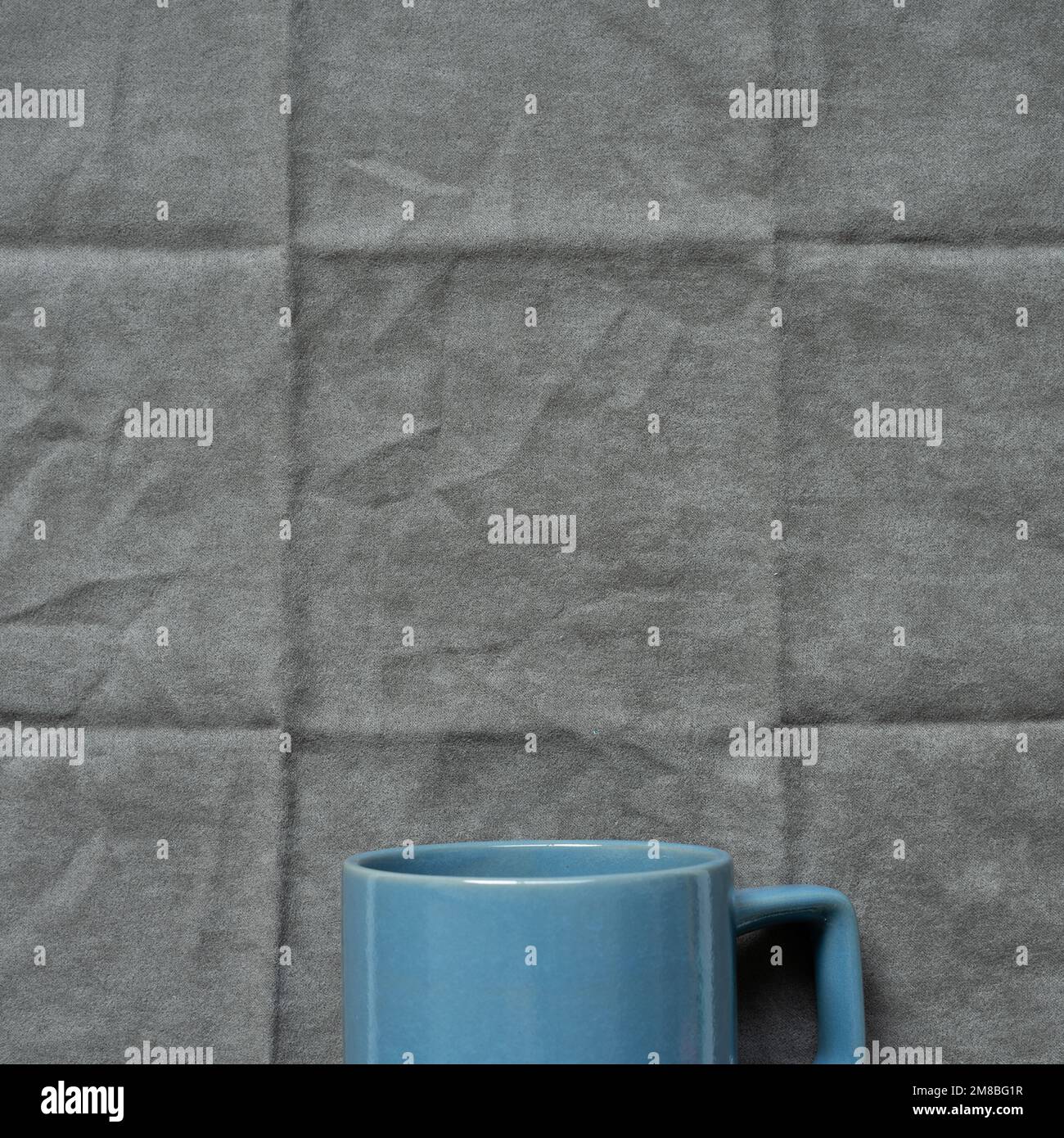 Tazza blu su sfondo grigio. vista dall'alto Foto Stock