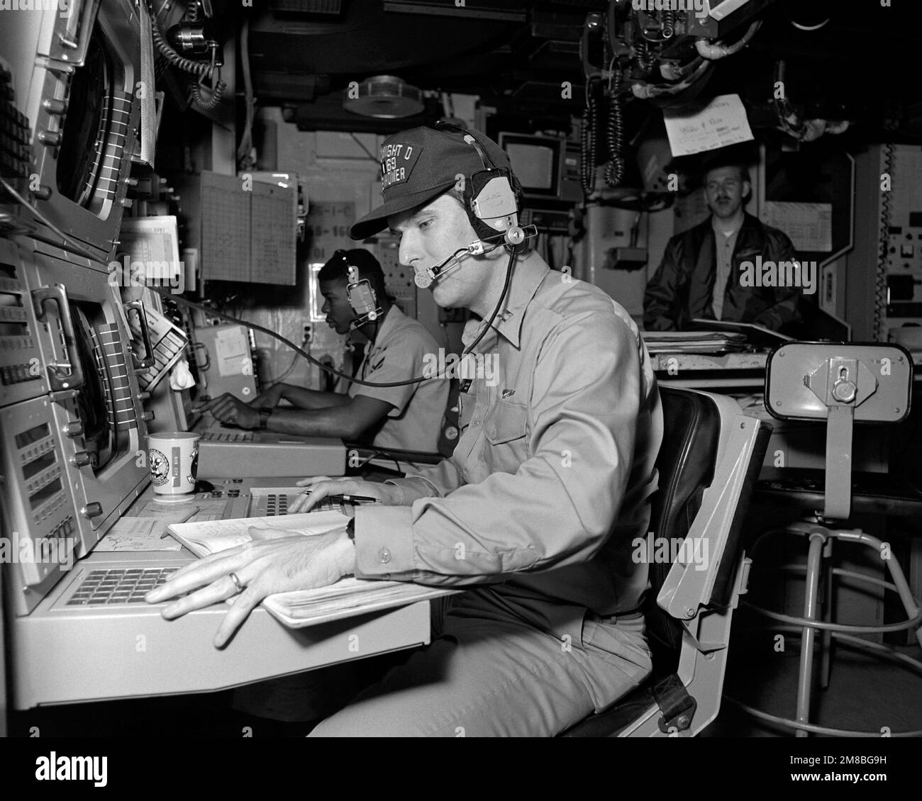 Coburn tiene traccia dell'attività sottomarina del centro di informazioni sul combattimento a bordo della portaerei a energia nucleare USS DWIGHT D. EISENHOWER (CVN-69) durante l'esercizio DELLO SCUDO SOLIDO '89. Soggetto operativo/Serie: SOLID SHIELD '89 Paese: Oceano Atlantico (AOC) Foto Stock