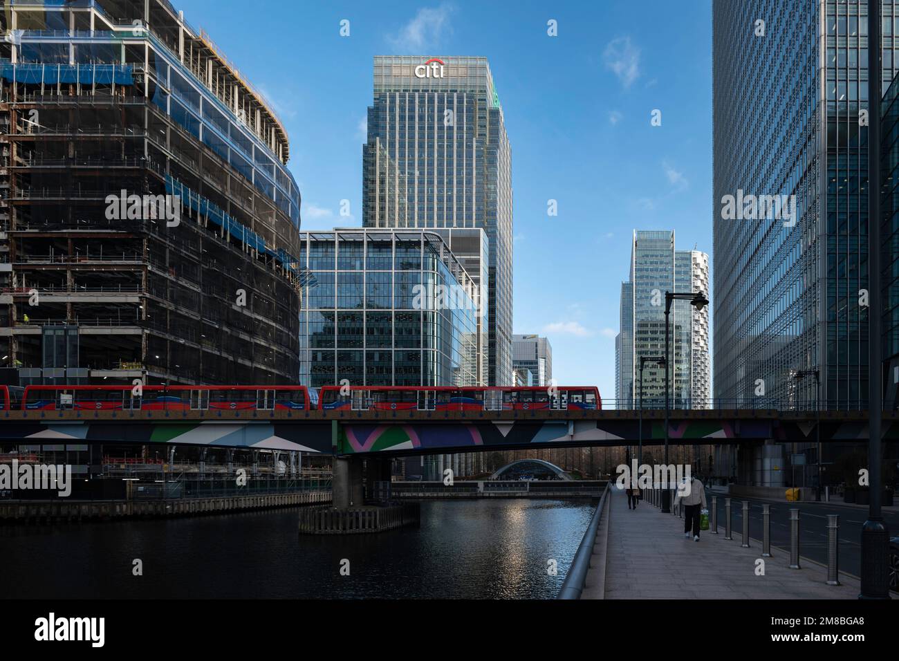 Londra - 01 26 2022: Colpo largo su una linea sopraelevata della metropolitana con grattacieli, persone e alberi sullo sfondo Foto Stock