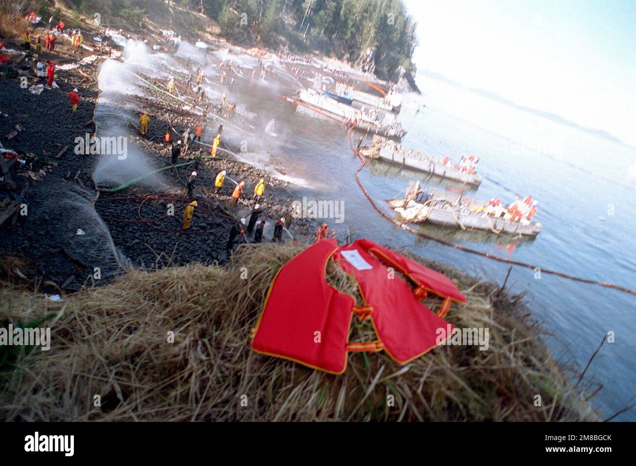 STATI UNITI Navy Mechanized Landing Craft (LCMS) sono ancorati lungo la costa, mentre il personale della Marina e civile posizionano le manichette durante gli sforzi di pulizia del petrolio sull'isola di Smith. La massiccia fuoriuscita di petrolio si è verificata quando la petroliera commerciale Exxon Valdez si è arenata mentre transitava nelle acque del Principe William Sound il 24th marzo. Paese: Stati Uniti d'America (USA) Foto Stock STATI UNITI Navy Mechanized Landing Craft (LCMS) sono ancorati lungo la costa, mentre il personale della Marina e civile posizionano le manichette durante gli sforzi di pulizia del petrolio sull'isola di Smith. La massiccia fuoriuscita di petrolio si è verificata quando la petroliera commerciale Exxon Valdez si è arenata mentre transitava nelle acque del Principe William Sound il 24th marzo. Paese: Stati Uniti d'America (USA) Foto Stock