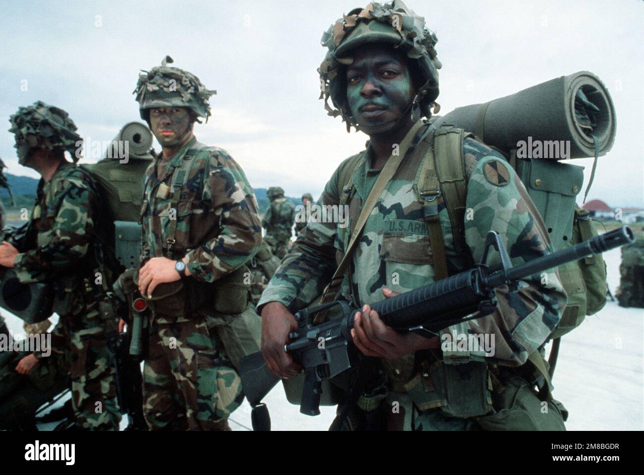 Equipaggiamento da battaglia alle spalle, i soldati della 7th Light Fantry Division arrivano alla base. Base: Howard Air Force base Paese: Panama (PAN) Foto Stock