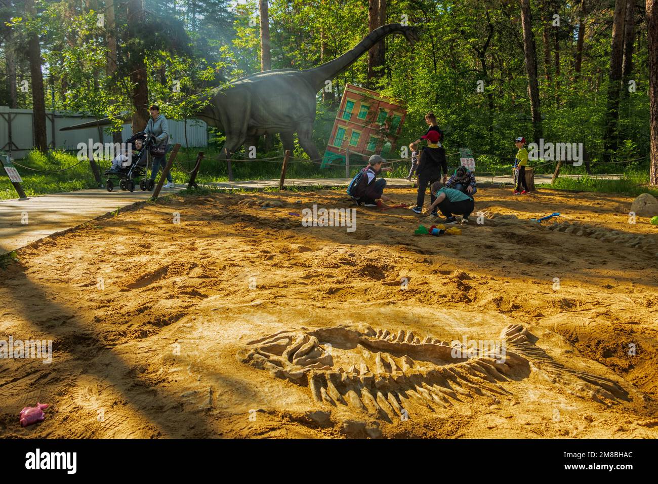 Chelyabinsk, Russia - 01 giugno 2022. Nel parco, i bambini scavano le ossa nella sabbia. Foto Stock