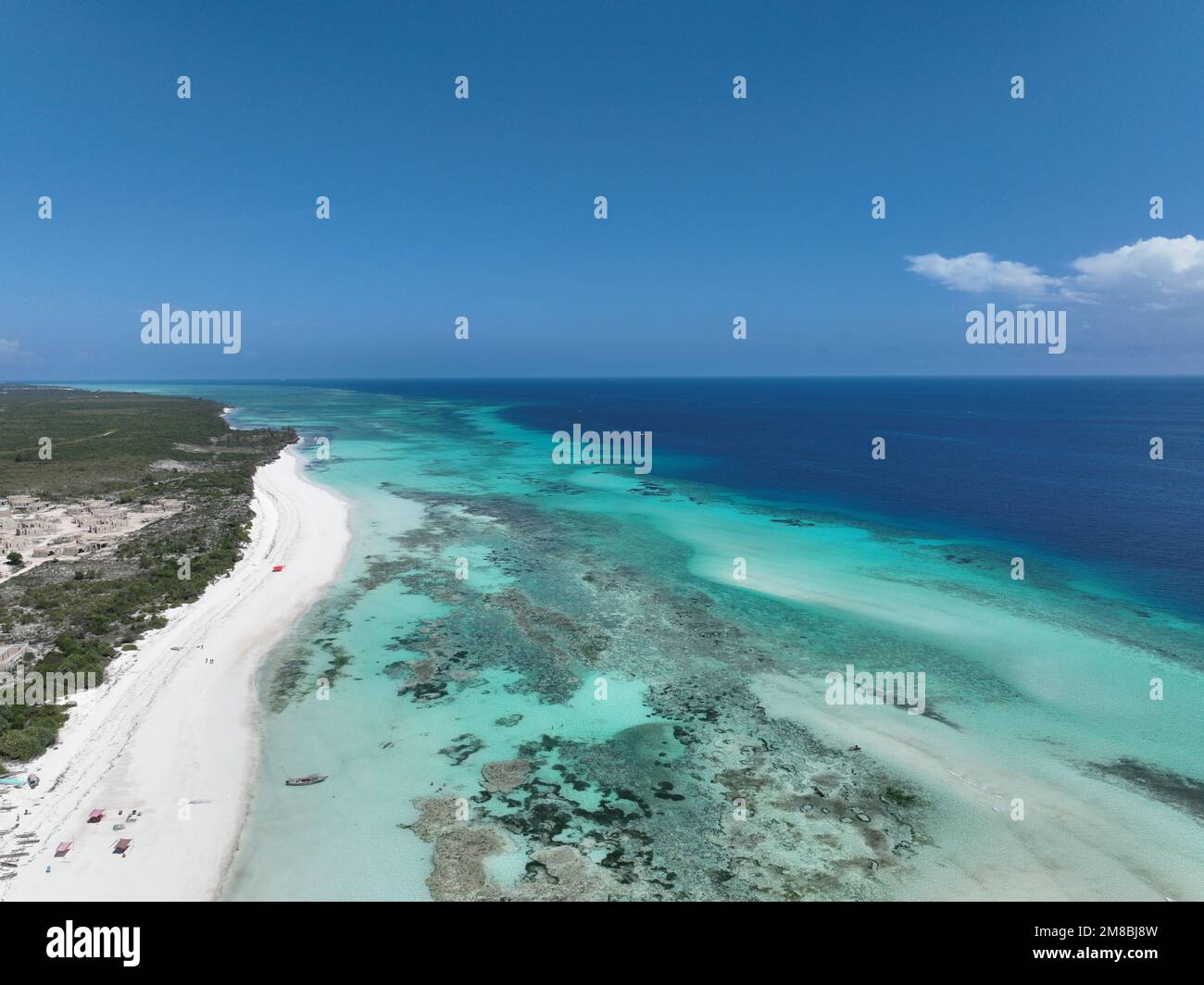 Zanzibar (Spiaggia di Muyuni sull'isola più grande dell'arcipelago di Zanzibar, Unguja, Vista aerea) Foto Stock