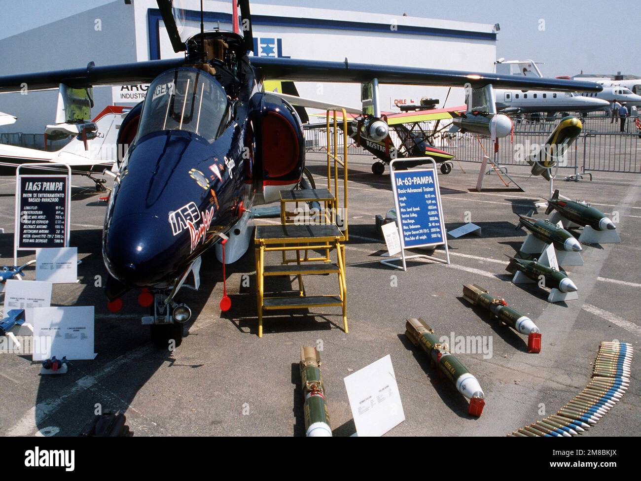Un aereo argentino A-63 Pampa è esposto insieme all'ordnance, al Paris International Air and Space Show 38th presso le Bourget Airfield. Base: Paris Nazione: Francia (fra) Foto Stock