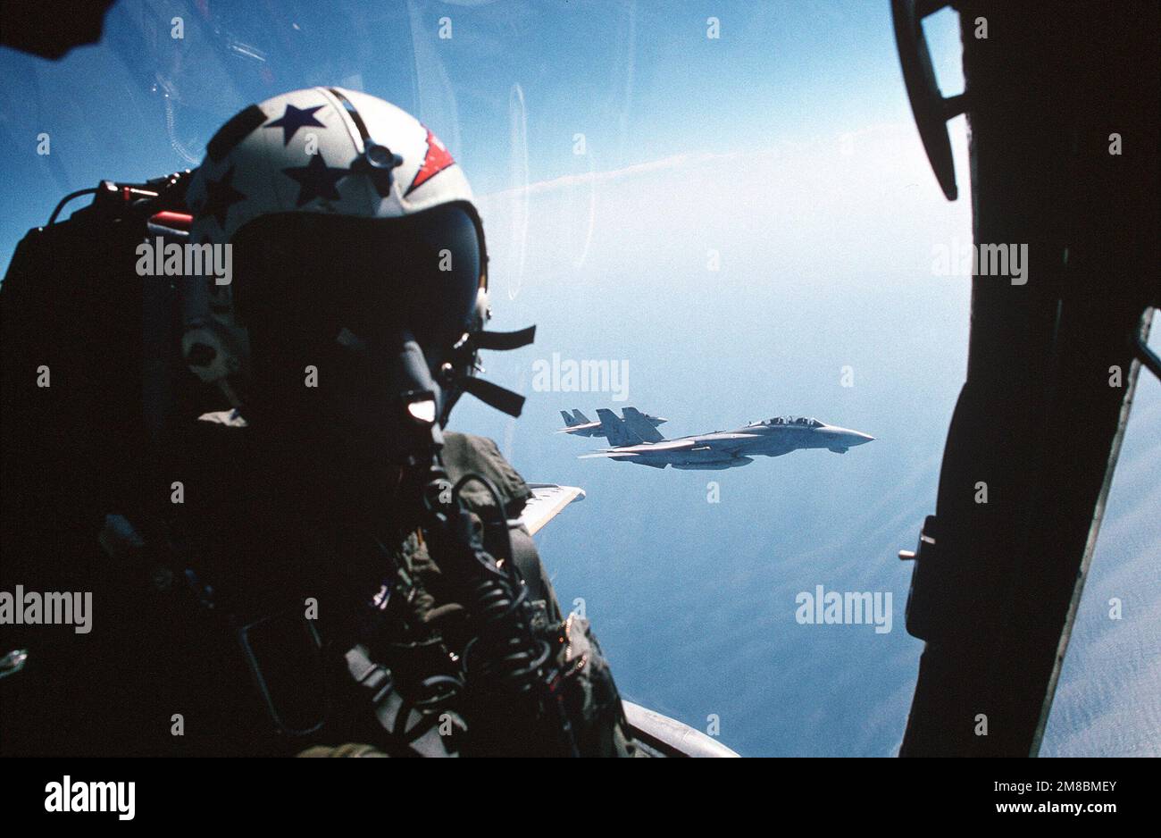 Una vista di due aerei Tomcat F-14A in volo dal Fighter Squadron 11 (VF-11), visto dal sedile destro a bordo di un aereo Intruder Squadron 176 (VA-176) KA-6D Attack. Entrambi gli squadroni si trovano a bordo della portaerei USS FORRESTAL (CV 59). Paese: Oceano Atlantico (AOC) Foto Stock