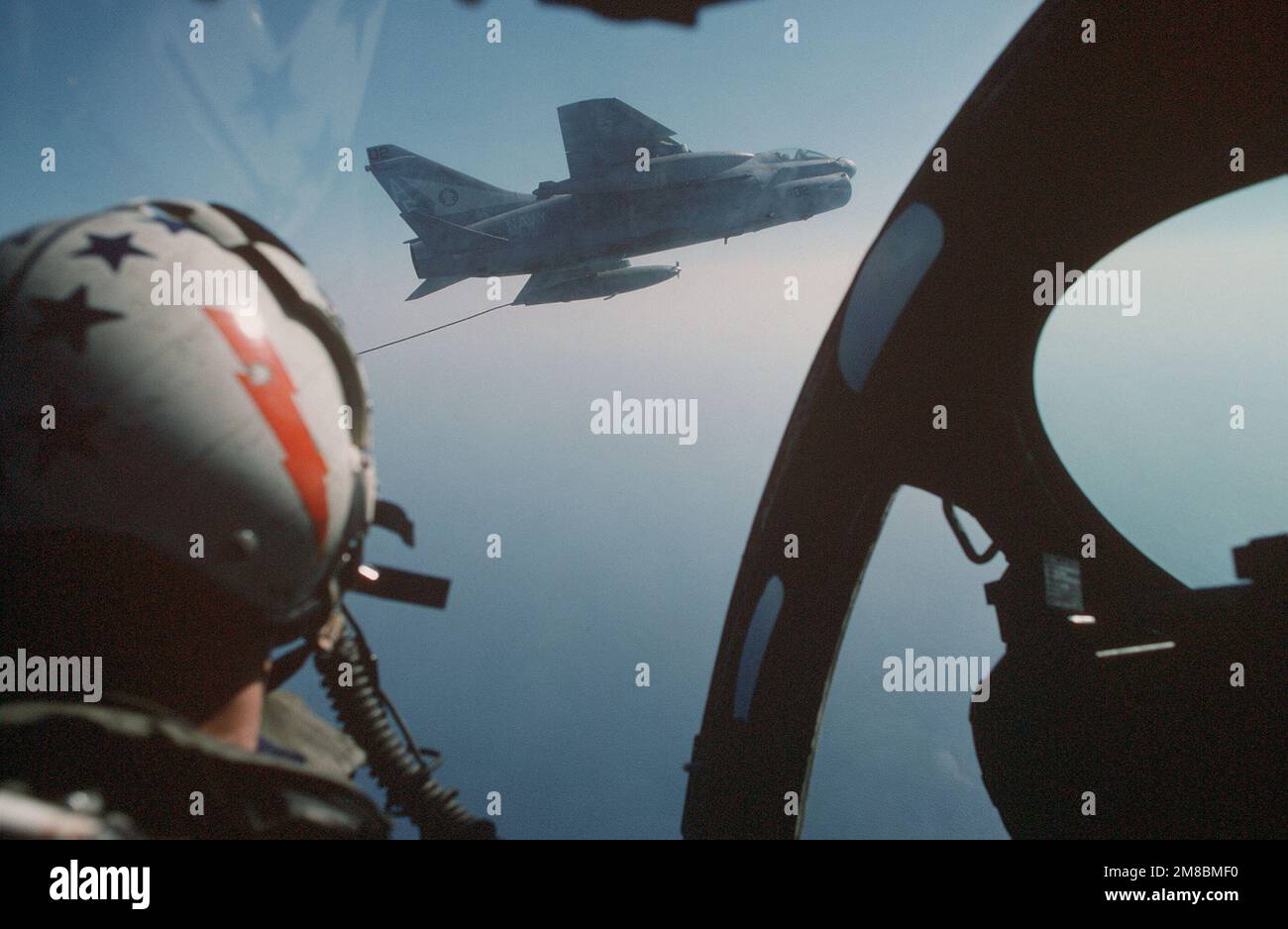 Una vista laterale destra di un aeromobile Corsair II dello Squadrone di attacco 105 (VA-105) A-7E che traina una drugue di rifornimento da un serbatoio alare, come visto da un aeromobile Intruder KA-6D dello Squadrone di attacco 176 (VA-176). Entrambi gli aeromobili sono situati a bordo della portaerei USS FORRESTAL (CV 59). Paese: Oceano Atlantico (AOC) Foto Stock