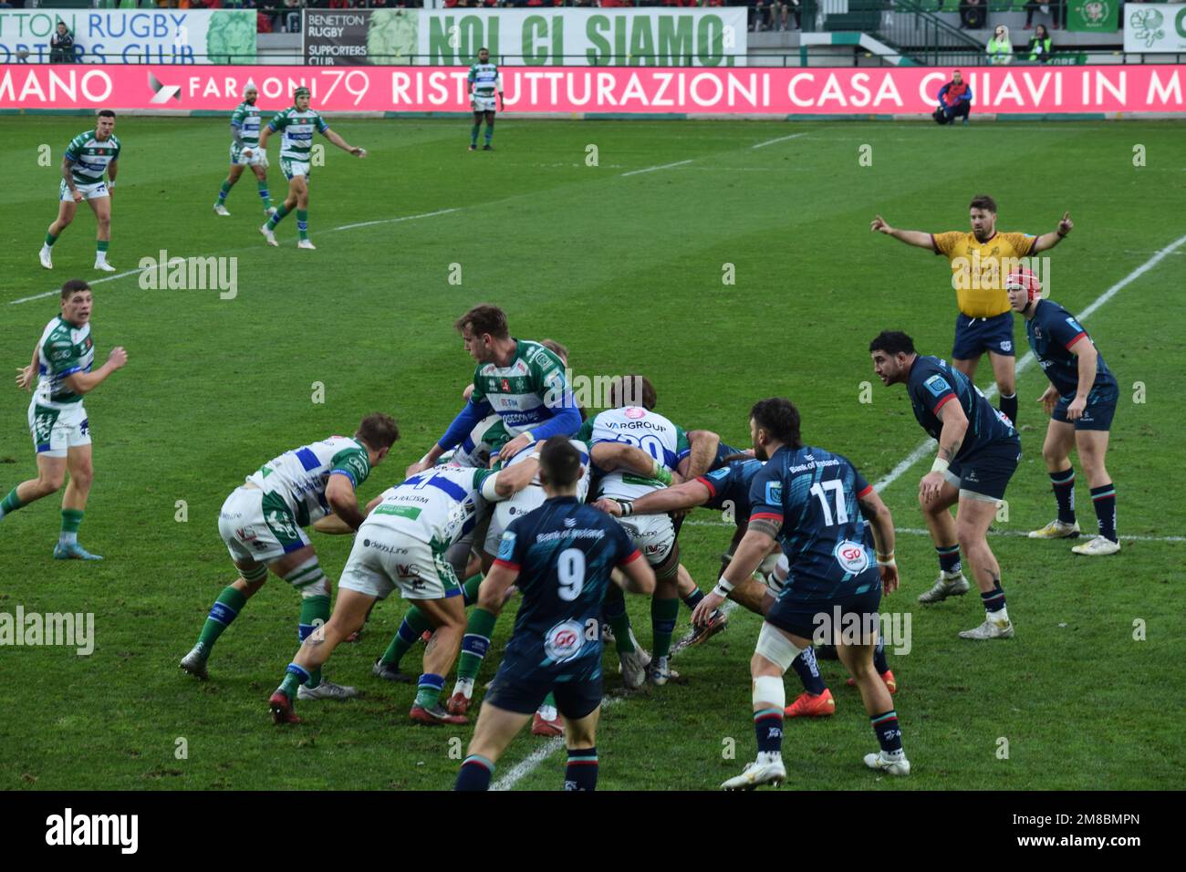 Scena durante una partita di rugby giocata a Treviso nel gennaio 2023, tra Benetton e Ulster Rugby Foto Stock