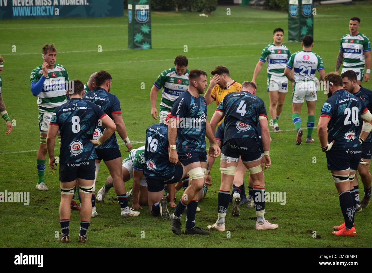 Scena durante una partita di rugby giocata a Treviso nel gennaio 2023, tra Benetton e Ulster Rugby Foto Stock