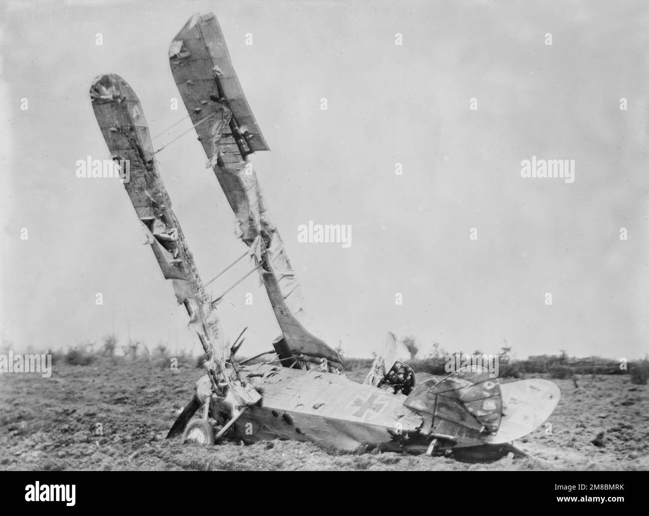 Foto d'epoca circa 1917 di un aereo tedesco si schiantò sul fronte occidentale in Francia durante la prima guerra mondiale Foto Stock