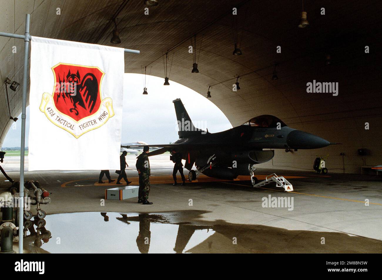 Un Falcon combattente F-16C della 432nd Tactical Fighter Wing viene ispezionato durante Sabre Spirit '89. Sabre Spirit è un comune annuale sudcoreano-Stati Uniti Le forze aeree del Pacifico combattono la produzione di munizioni e combattono l'attività di assistenza degli aerei. Soggetto operativo/Serie: SABER SPIRIT '89 base: Osan Air base Paese: Repubblica di Corea (KOR) Foto Stock