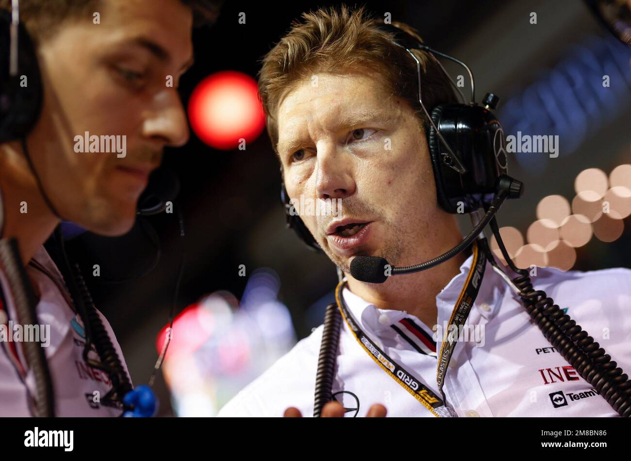 Singapore, Singapore. 02nd Ott 2022. James Vowles (r, Mercedes-AMG Petronas F1 Team), al Gran Premio di Singapore F1 al circuito di Marina Bay Street. L'ex stratega capo Mercedes James Vowles succede al team boss Capito, che si è dimesso, alla Williams. Credit: HOCH ZWEI/dpa/Alamy Live News Foto Stock