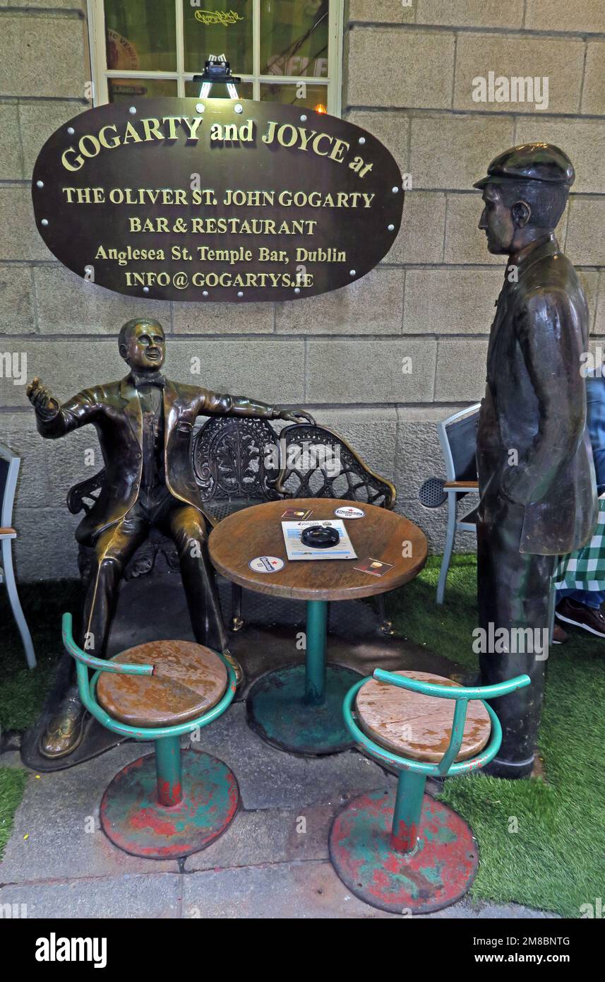 Oliver St John Gogartys bar, statua di James Joyce, nel cuore di Temple Bar, Dublino, Eire, Irlanda - 18-21 Anglesea St, Temple Bar, Dublino 2, D02 RX38 Foto Stock