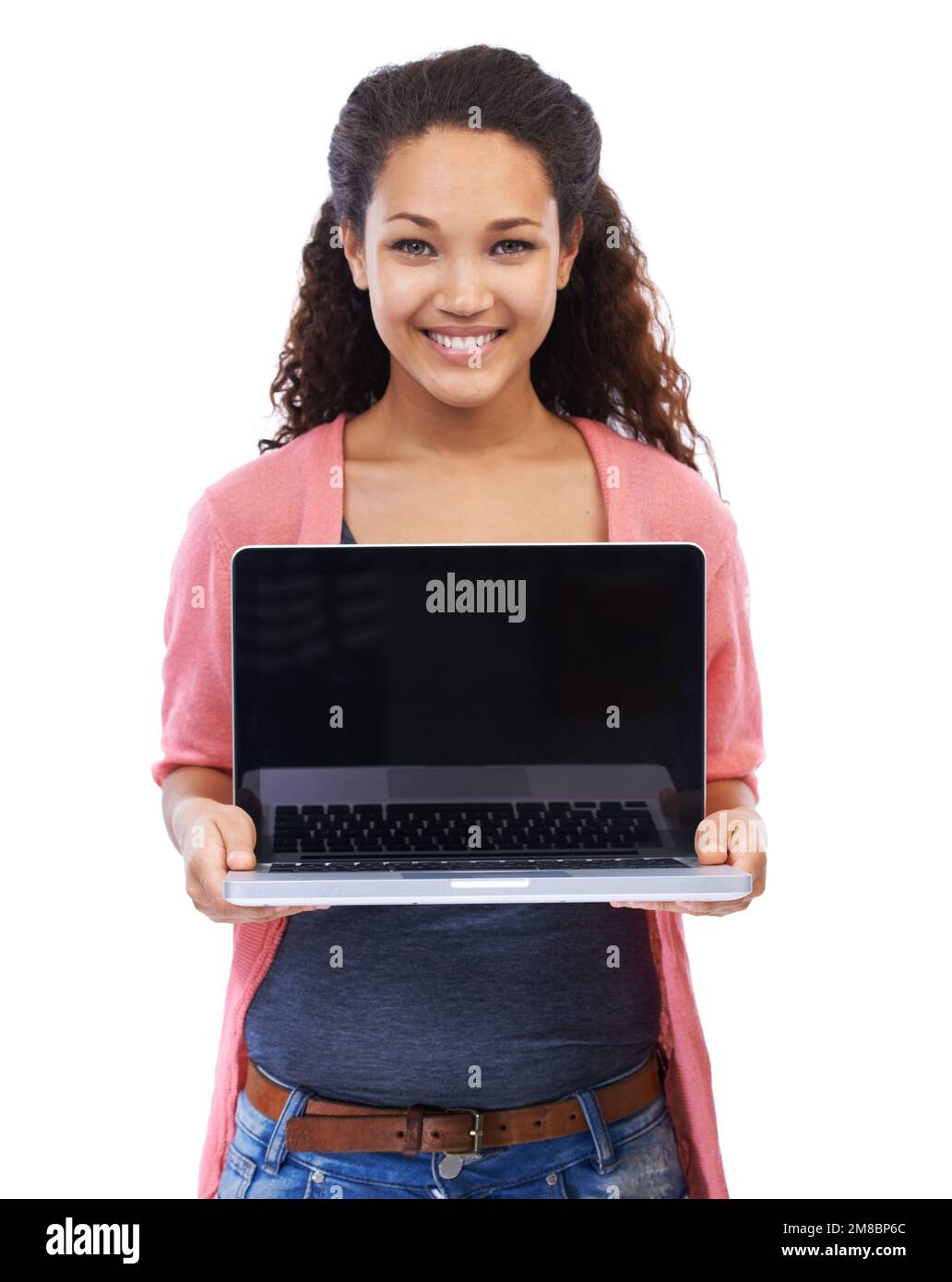 Donna, laptop e mockup con ritratto sorriso, tecnologia e Internet, connessione wireless su sfondo bianco. Donna felice, pc marketing e. Foto Stock