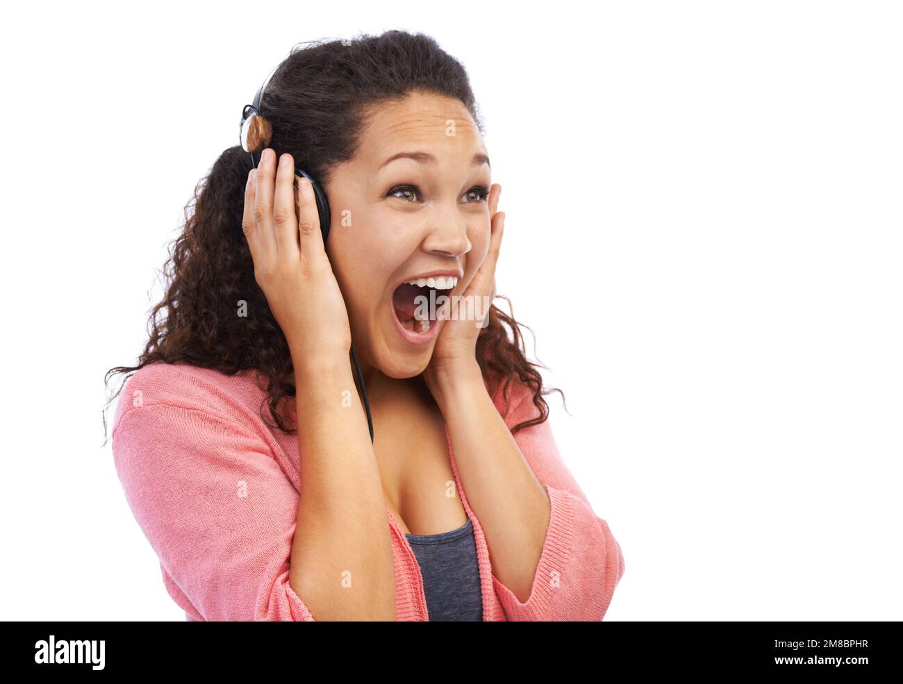 Donna, WOW viso ed entusiasta per la musica, cuffie e sfondo studio.  Ragazza felice, pazza e sorpresa che ascolta audio, podcast e radio di Foto  stock - Alamy