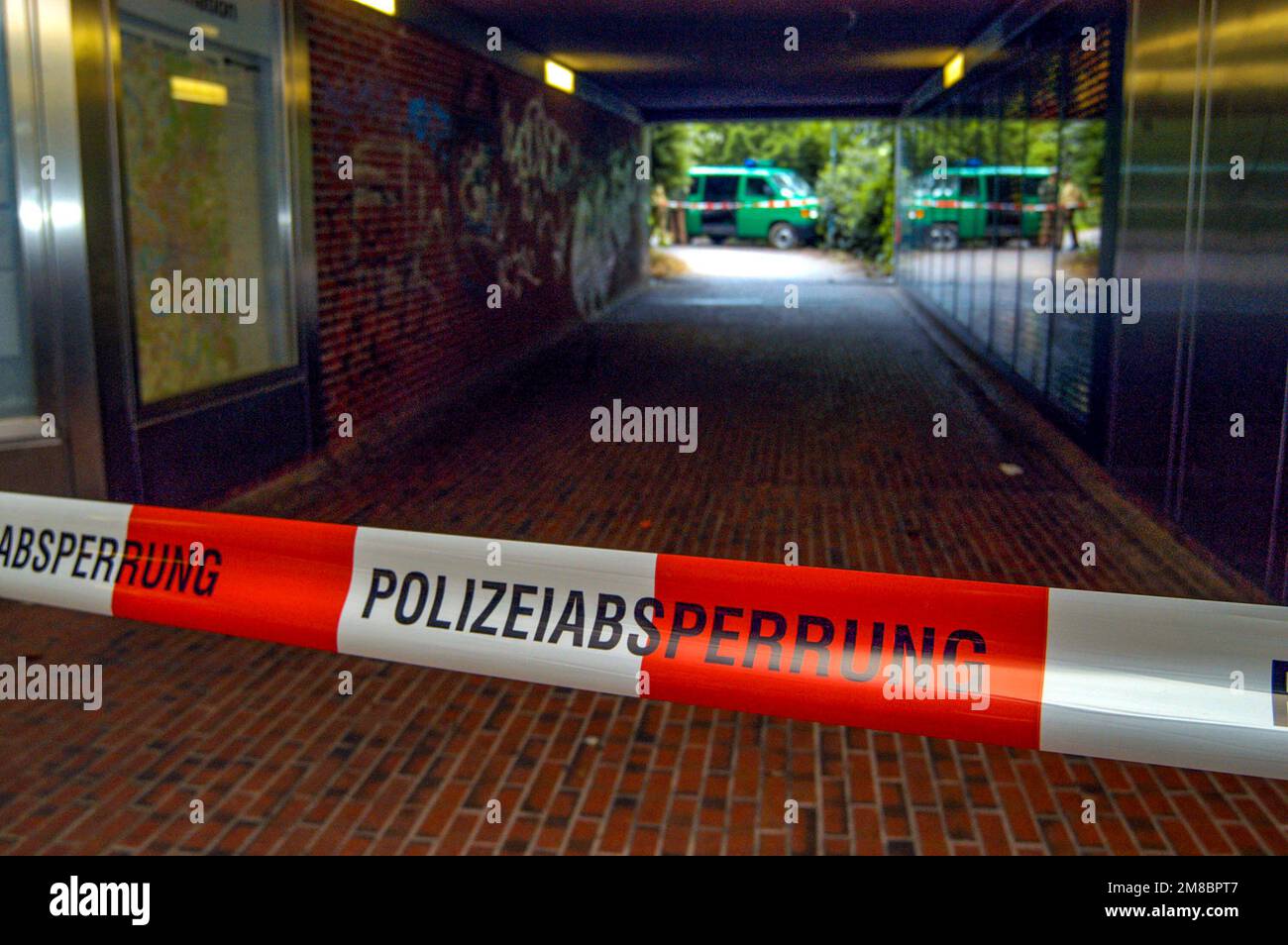Symboldbild Absprerrband Polizei Polizeiabsprerung Flatterband Tatort in Düsseldorf Foto Stock
