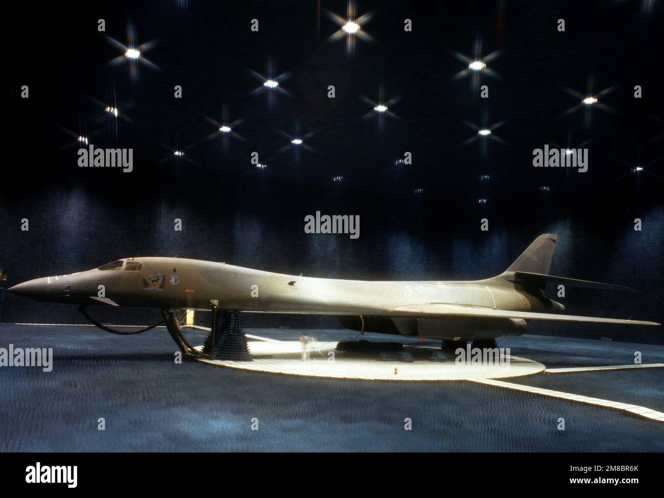 Un bombardiere B-1B si trova su un monte all'interno della più grande camera anecoica del mondo, un giorno prima dell'apertura ufficiale della camera presso l'Air Force Flight Test Center. La prima missione dell'impianto sarà la verifica elettronica e la valutazione dei sistemi di difesa dell'aeromobile. Base: Edwards Air Force base Stato: California (CA) Paese: Stati Uniti d'America (USA) Foto Stock