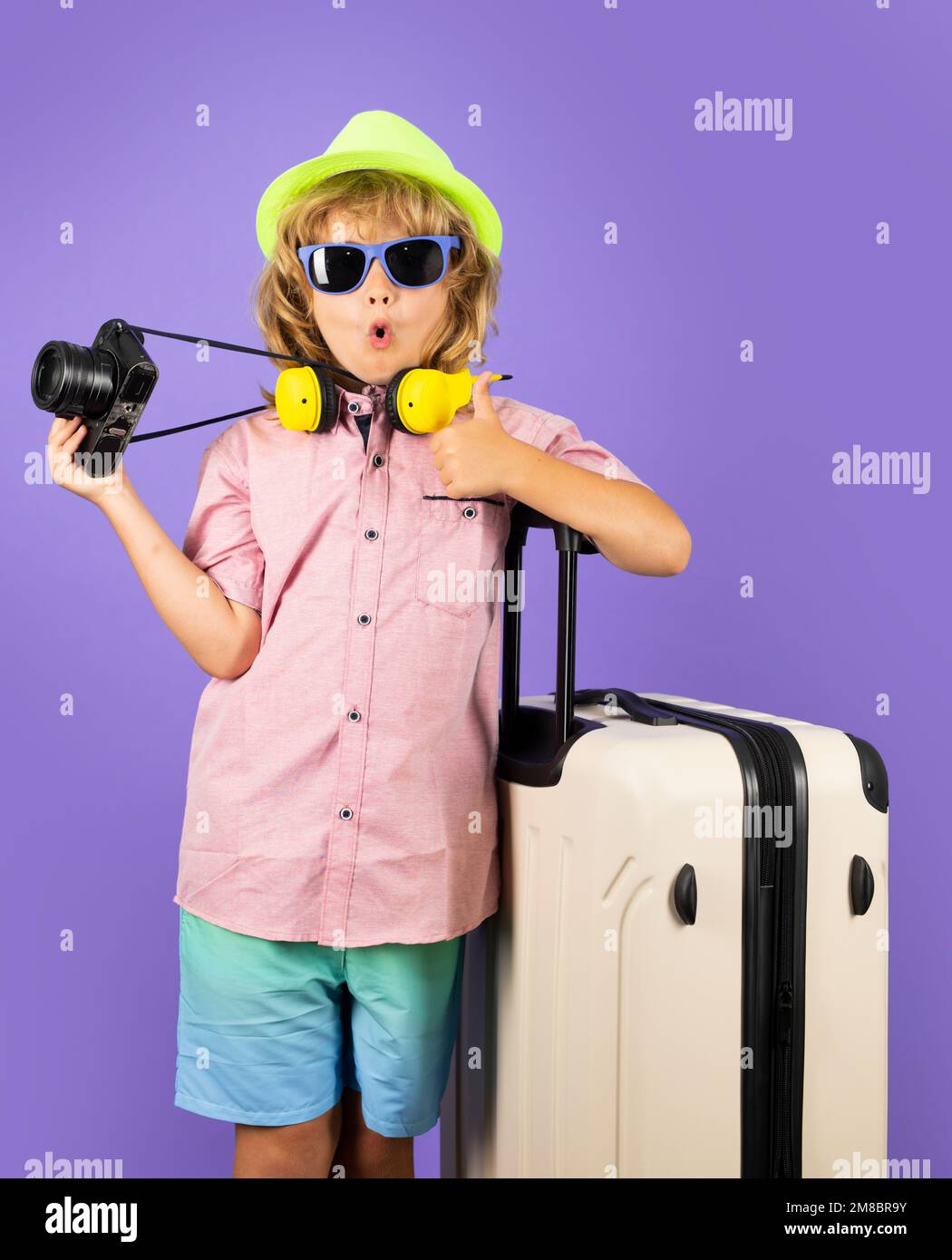 Viaggio per bambini con borsa da viaggio. Bambino con valigia sogni di viaggio, avventura, vacanza. Studio bambini ritratto. Foto Stock