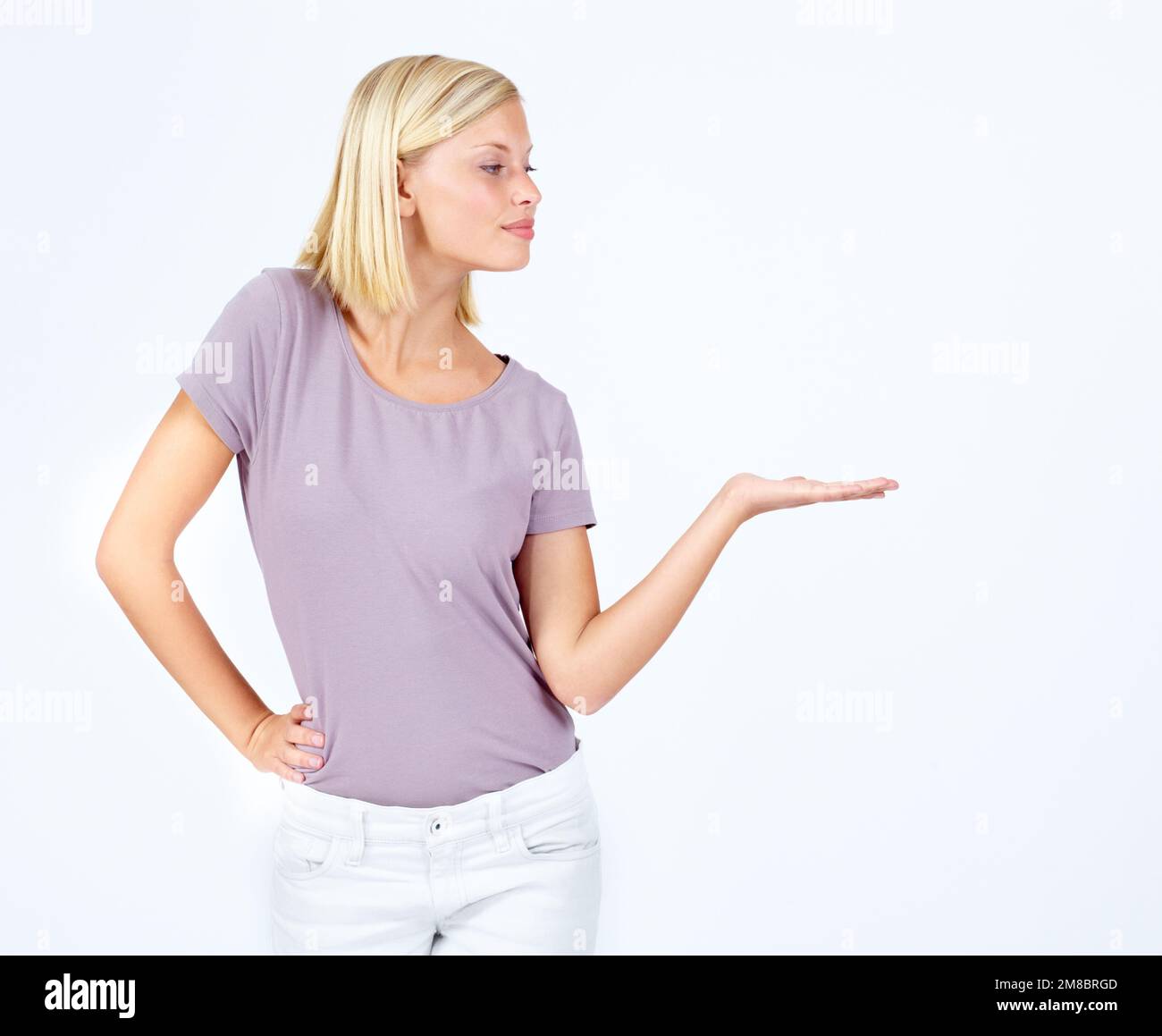 Donna, mostrando e mano per lo spazio di marketing, la pubblicità mock up e il posizionamento del prodotto mockup su sfondo studio. Modello, gesto della mano e promozione Foto Stock