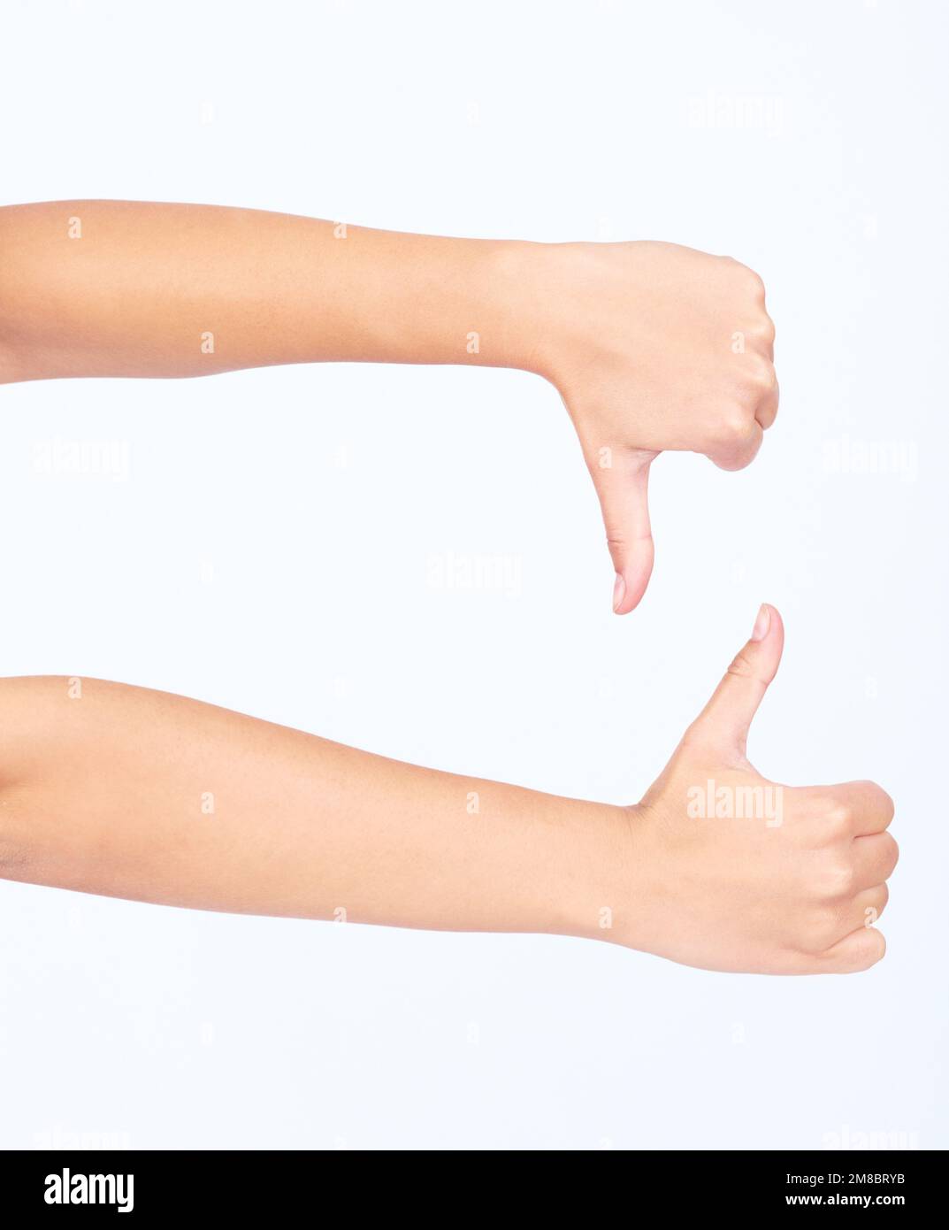 Mani, pollici in su e pollici in giù in sì o no gesto di voto, sondaggio o social media piace su sfondo bianco. Lingua dei segni, accesso con le dita o con la mano Foto Stock