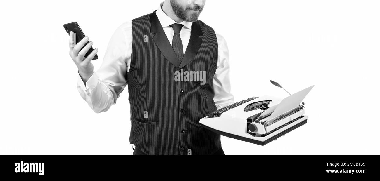 l'uomo corto mostra smartphone e tenere retrò macchina da scrivere. ceo con smartphone. Foto Stock
