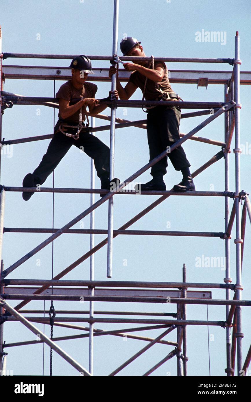 Seabees of Construction Battalion Unit 402 (CBU 402) costruisce un'impalcatura per supportare luci e diffusori stereo per un concerto imminente. Base: Naval Air Station, Pensacola Stato: Florida (FL) Paese: Stati Uniti d'America (USA) Foto Stock