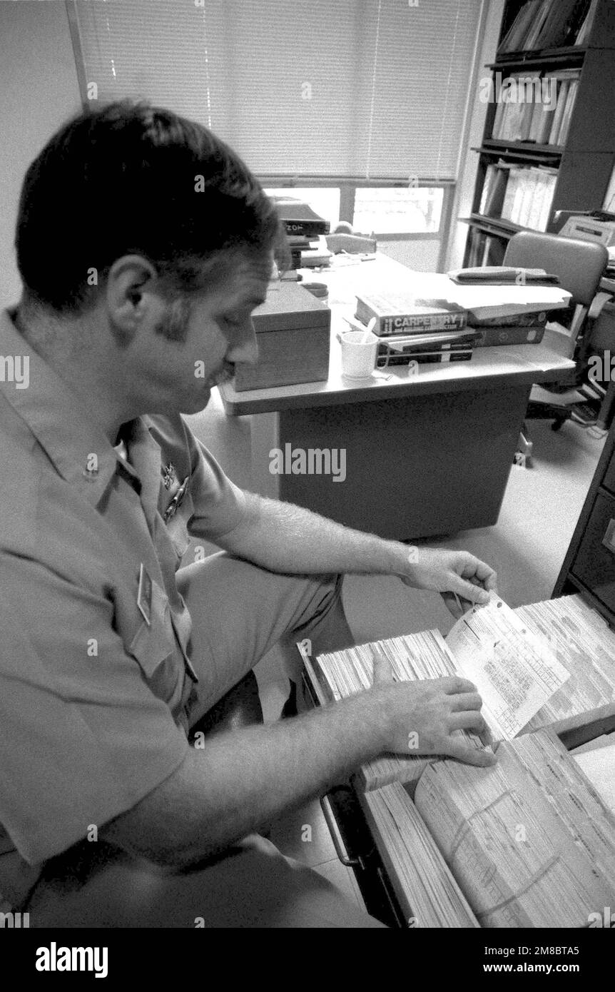 Un ricercatore cerca domande di prova presso il Navy Advancement Center. Il personale del centro crea manuali di formazione, corsi di corrispondenza, esami di leadership militare e di qualificazione dell'apprendista, nonché test di avanzamento della Marina per la classe di piccolo ufficiale 3rd attraverso il capo piccolo ufficiale. Stato: Florida Paese: Stati Uniti d'America (USA) Foto Stock