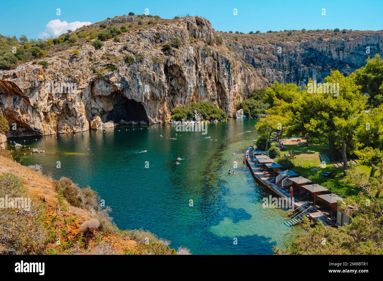 Vouliagmeni, Grecia - 1 settembre 2022: Una vista sul lago Vouliagmeni a Vouliagmeni, Grecia, in una giornata estiva Foto Stock