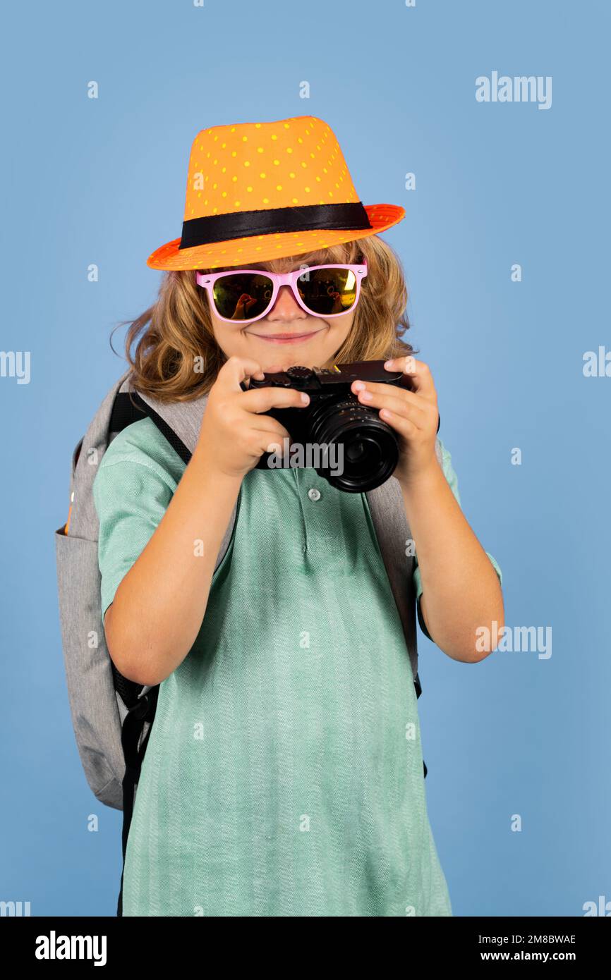 I bambini viaggiano. Felice bambino ragazzo in cappello da viaggio con fotocamera isolata su studio backgraund. Stile di vita di viaggio e sogni di viaggio. Foto Stock