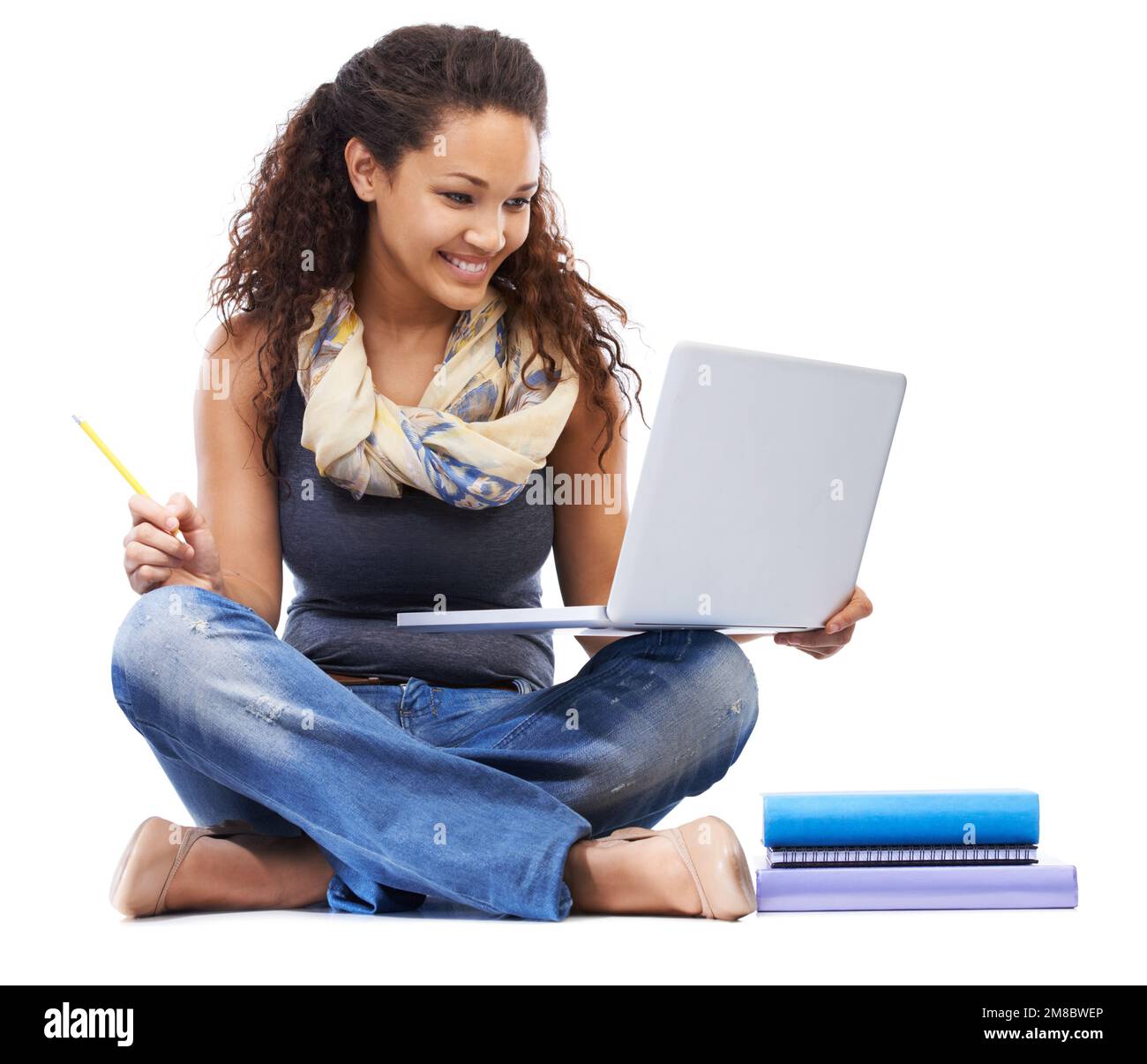 Studente, laptop e sorridere imparando con libri o studiando in studio per l'istruzione universitaria, la conoscenza e la ricerca su internet. Giovane donna nera Foto Stock