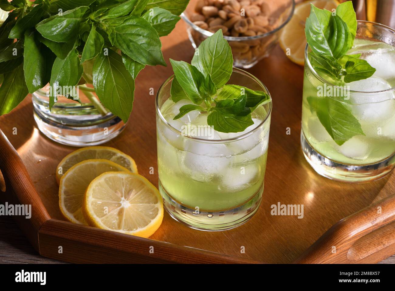 Il cocktail Thai Basil Gimmet è un cocktail estivo leggero e  incredibilmente rinfrescante Foto stock - Alamy