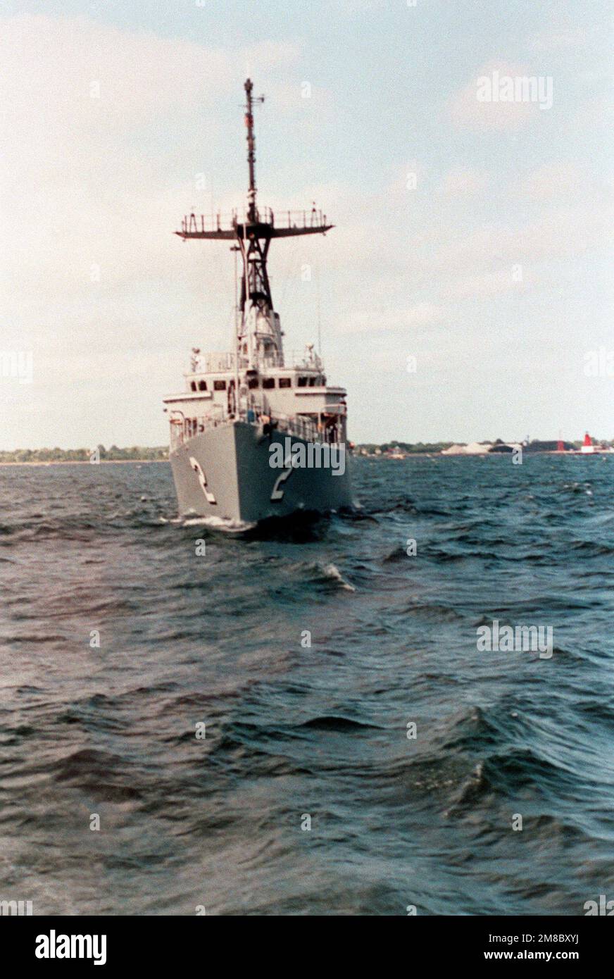 Una visione d'arco della nave USS DEFENDER (MCM 2) in corso per le contromisure da miniera. Paese: Sconosciuto Foto Stock