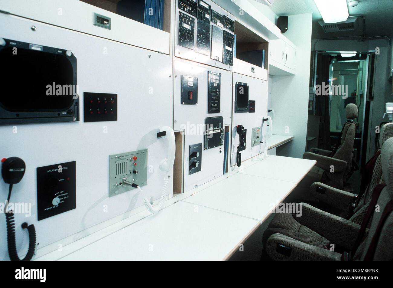 Una vista della console dell'equipaggio di combattimento all'interno del modello di auto di controllo al Rockwell International Plant. Il personale di Rockwell e dell'Aeronautica militare sta lavorando insieme al programma di guarnigione ferroviaria del comando aereo strategico (SAC). Base: San Bernardino Stato: California (CA) Nazione: Stati Uniti d'America (USA) Foto Stock