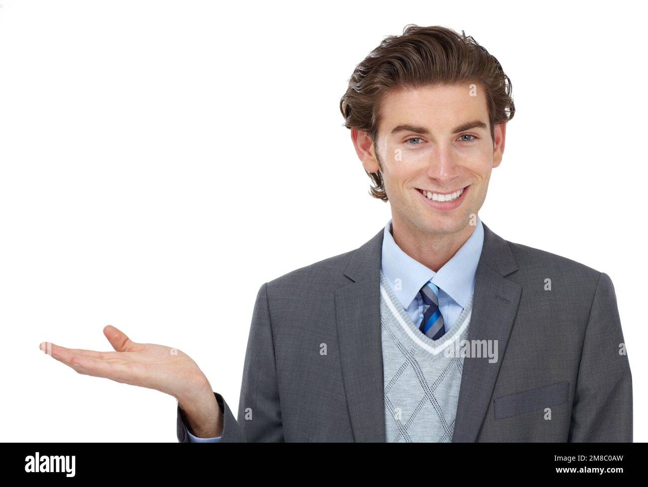 Uomo d'affari, ritratto e presentazione studio mockup spazio, isolato sfondo bianco e pubblicità. Ragazzo felice, presentazione e scelta su mock up Foto Stock
