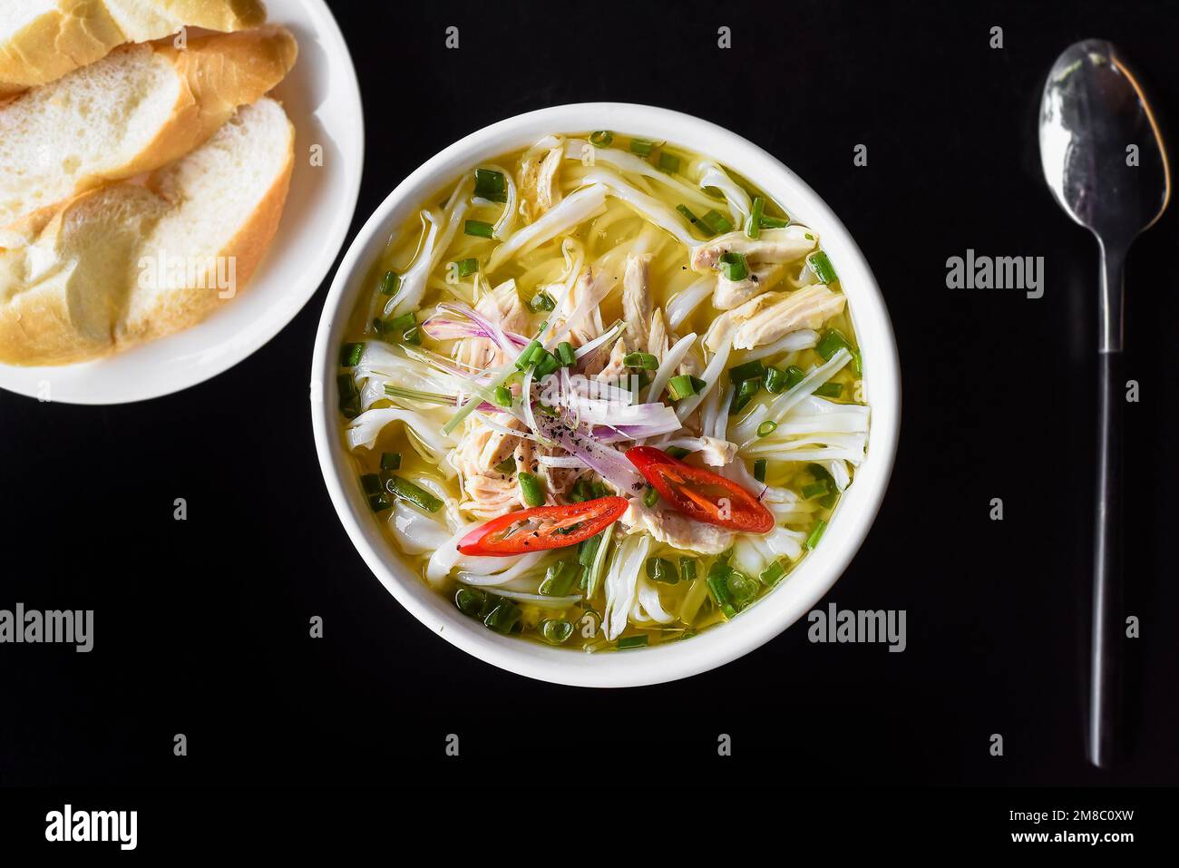 Zuppa di pollo Pho ga in stile vietnamita su sfondo nero Foto Stock