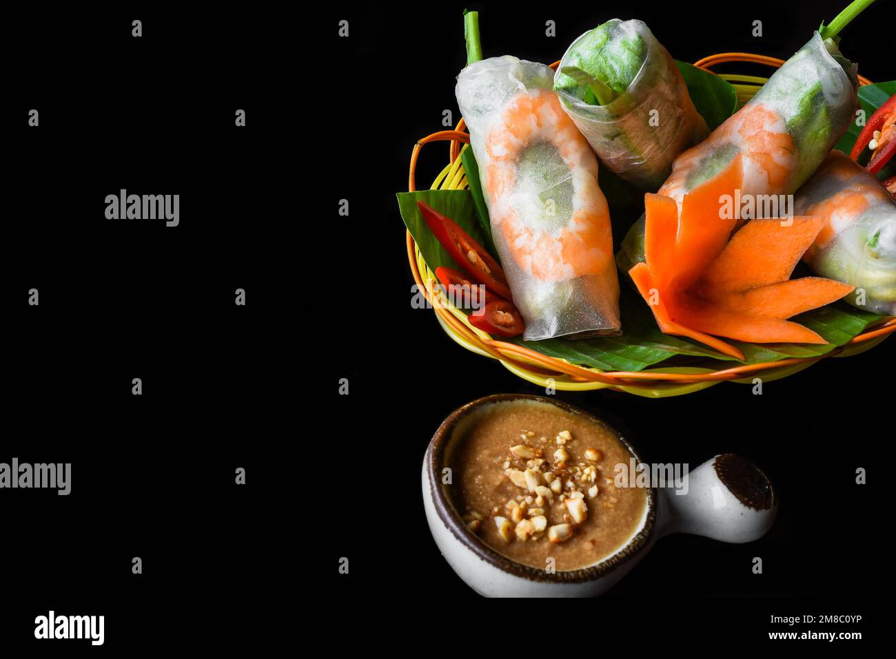 Involtini primavera vietnamiti tradizionali con gamberetti, carta di riso  su sfondo nero Foto stock - Alamy