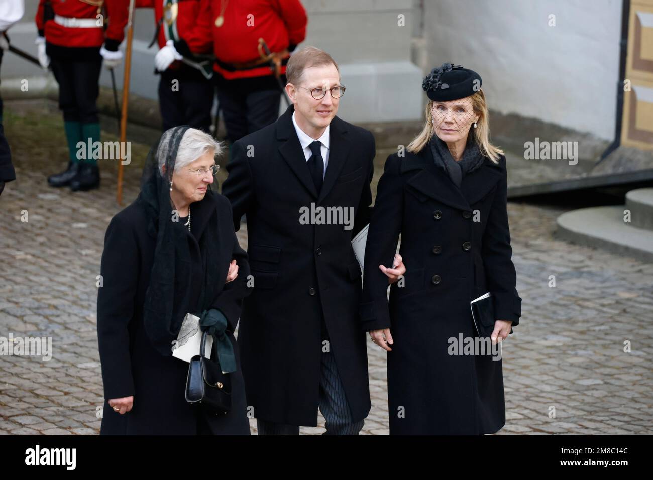 Salem, Germania. 13th Jan, 2023. Bernhard Margravio di Baden, nuovo capo della Casa di Baden, lascia il Minster con la moglie Principessa Stephanie (r) e la madre Valerie Margravine di Baden (nata Arciduchessa d'Austria) dopo il servizio funerario per Max Margravio di Baden. Il Margravio era morto il 29 dicembre all'età di 89 anni nel Castello di Salem sul Lago di Costanza. Credit: Philip von Ditfurth/dpa/Alamy Live News Foto Stock